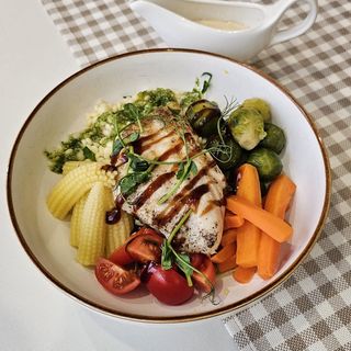 Боул с куриной грудкой.
