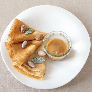 Блины с карамельным соусом и миндальным орехом
