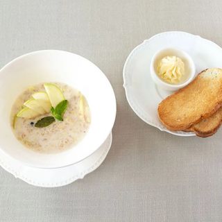 Каша овсяная с яблоком и изюмом