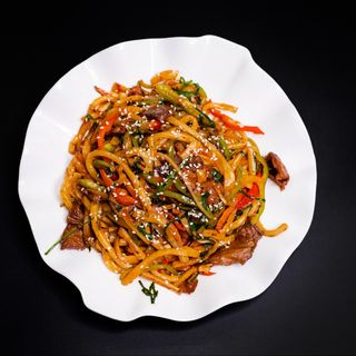 Жареный острый лагман с говядиной (590 гр)