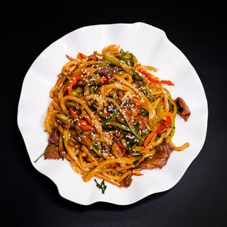 Жареный острый лагман куриный (590 гр)