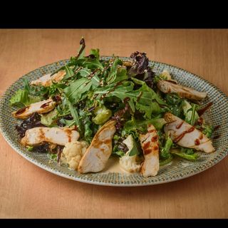 Микс салата с куриной грудкой и соусом Айоли