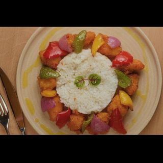 Курица в кисло-сладком соусе с рисом и овощами