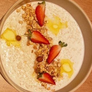 Рисовая каша с гранолой и фруктами