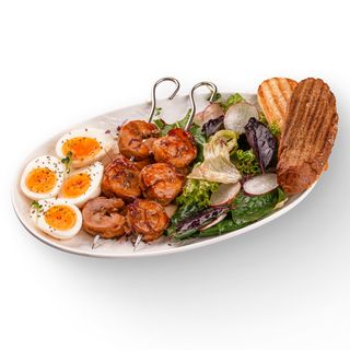 Полезный завтрак с шашлычками из курицы, с яйцами, миксом из зелени и греческой заправкой 360 гр