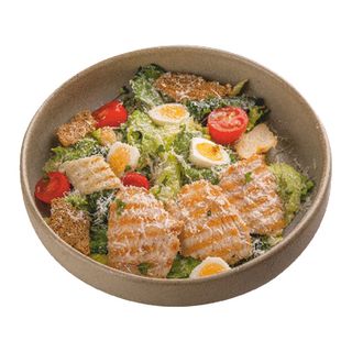 Классический салат "Цезарь" с курицей на гриле и с хрустящими гренками 260гр