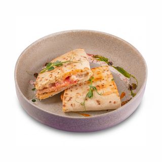 Ароматная кесадилья с куриной грудкой, томатами и сыром Пармезан 200гр