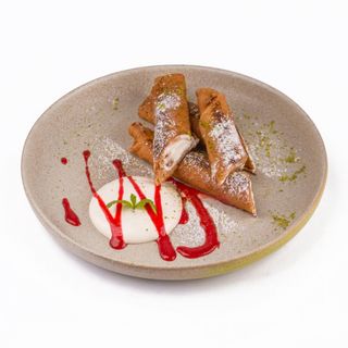 Блинчики с творожной начинкой и сметанным кремом (150 гр.)