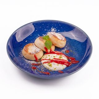 Классические сырники со сметанным кремом и джемом из свежей клубники 170гр (take&go)