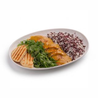 Курица на гриле с карри соусом и черным рисом 320гр