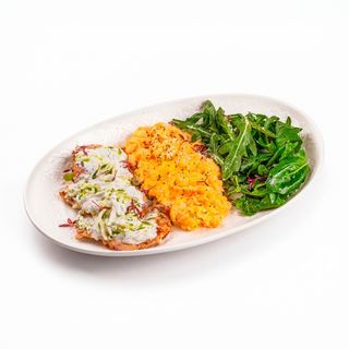 Куриная грудка на гриле со скрэмблом и соусом дзадзики 0,300 гр