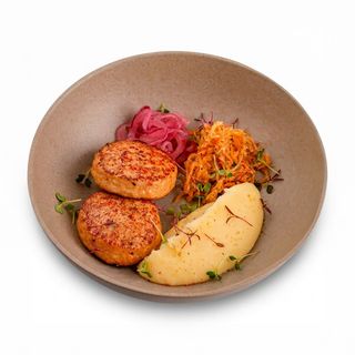 Нежная куриная котлета со сливочным пюре, фирменной капустой и маринованным луком 0,300 гр