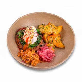 Бифштекс с яйцом пашот, фирменной капустой и маринованным луком 0,350гр