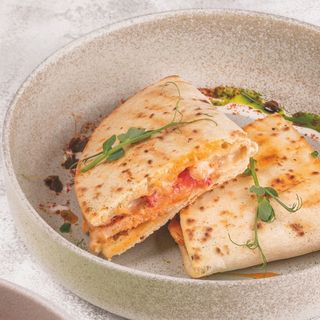 Ароматная кесадилья с куриной грудкой, томатами и сыром Пармезан 200гр