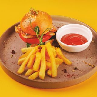 Мини-бургер с курочкой и картофелем фри 210гр