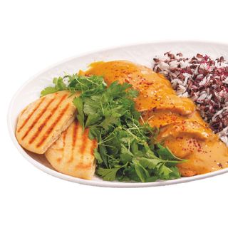 Курица на гриле с карри соусом и черным рисом 320гр