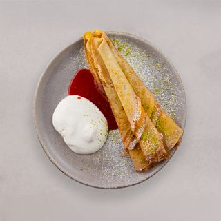 Блинчики со сливочным кремом и джемом из свежей клубники 150гр