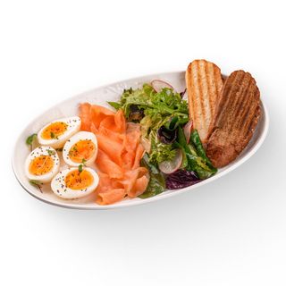 Полезный завтрак с лососем, микс салатом, яйцами и греческим соусом 250 гр