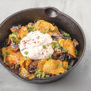 Картофель по-домашнему с грибами и с подкопченным муссом из сметаны 0,360 гр