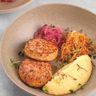 Нежная куриная котлета со сливочным пюре, фирменной капустой и маринованным луком 0,300 гр