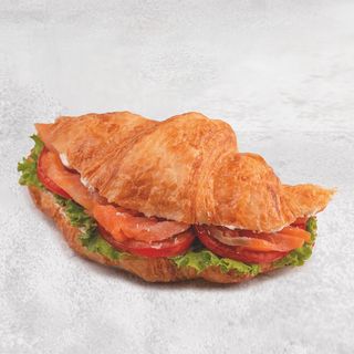 Круассан с лососем