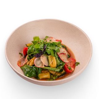 Классический салат с битыми огурцами, томатами и пикантным соусом 270 гр