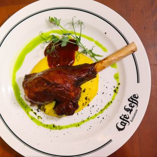 Томленая голень ягненка c кукурузной палентой