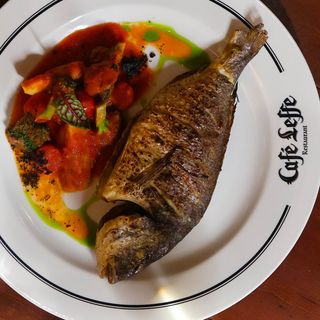 Запеченый дорадо с артишоками и брокколи