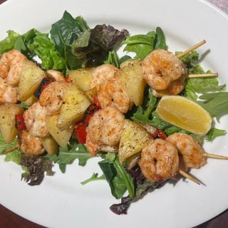 Креветки на шпажках с ананасом 