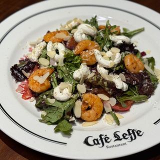 Салат с козьим сыром и креветками