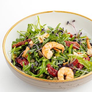 Салат с рукколой и креветками