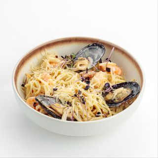 Спагетти с морепродуктами в сливочном соусе