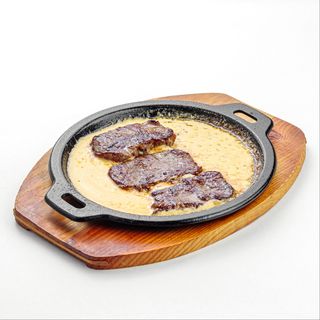Говяжья вырезка на сковородке с сыром чедр