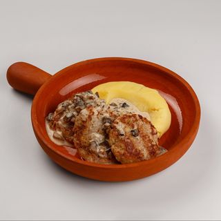 Котлеты из индейки в сливочно-грибном соусе