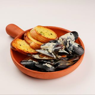 Пряные мидии с чесночным соусом