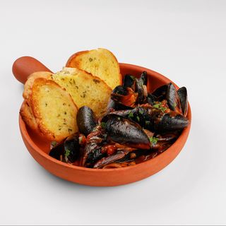 Пряные мидии с соусом "Маринара"