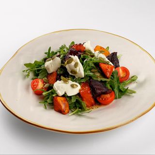 Салат с карамелизованной тыквой и свеклой