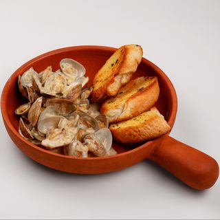 Моллюски Вонголе с чесночным соусом