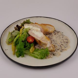 Куриный рулет в сливочно-грибном соусе