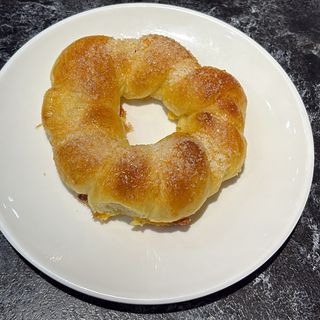 Булочка сдобная с сахаром