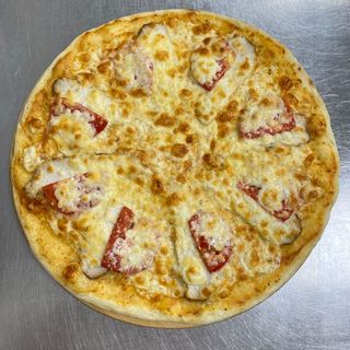 Пицца с курицей и помидорами