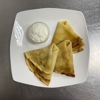 Блины с клубничным топингом