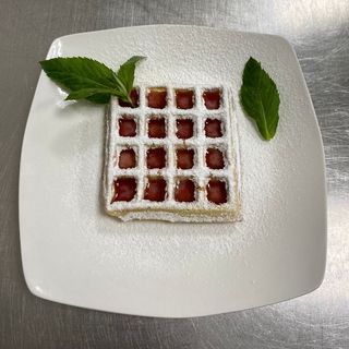 Венская вафля с клубничным топингом