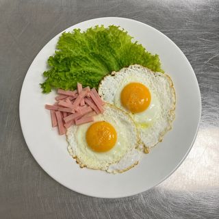 Яичница Глазунья с куриной ветчиной