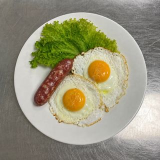 Глазунья с охотничьими колбасками