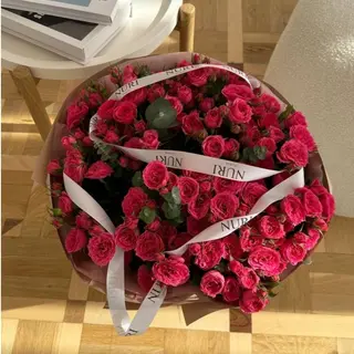 Nuri Floral моно-букет в оформлении кустовая роза 19 шт 70 см