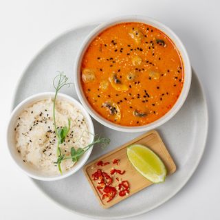 Том ям с креветками и семгой
