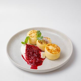 Сырники с джемом и сметаной