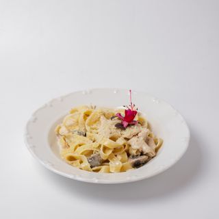 Фетучини с курицей и грибами