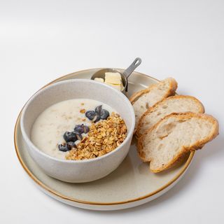 Каша овсяная с гранолой и голубикой